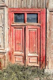 Dessus de porte en verre. Porte Rouge Vieilli Avec Deux Fenetres De Verre Sur Le Dessus Dans La Vieille Maison De Bidonville A Astrakhan En Russie Banque D Images Et Photos Libres De Droits Image 31955847