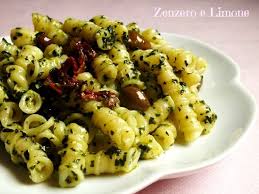 La polenta è l'ingrediente chiave da accostare al cavolo nero per portare in tavola un piatto sfizioso e saporito allo stesso tempo. Pin Su Gnaaaaaam