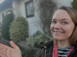 SNEAK PEEK 👀🤩 Bag Benjamin venter noget spændende 😁 Et sommerhus: 🏡 :  På 79 m2 boligareal. 🛌 : Med 4 værelser. 🍃 : 1058 m2 grund. 📍 :  Beliggende i Bøtø.