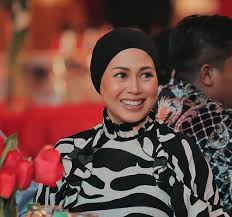 Bekas personaliti televisyen, azrinaz mazhar hakim, 39, dan suaminya, fairos khan abdul hamid, 43, memilih palestin, sebagai destinasi azrinaz yang juga penulis kolum di berita harian, mengahwini fairos khan yang dikenalinya sejak 20 tahun lalu, dengan sekali lafaz 1 mei lalu. Cantiknyaa Baju Cik Puan Nak Ambil Idea Untuk Buat Baju Raya Nanti Aci Tak Berita Kopak Cc