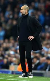 Analizamos el estilo del entrenador de fútbol mejor vestido sobre el terreno de a shameless love letter to the undeniable style of manchester city's new manager, pep guardiola. Pep Guardiola Tragt Schwarzer Mantel Dunkelblauer Strick Rollkragenpullover Schwarze Jeans Schwarze Hohe Sneakers Aus Leder Lookastic