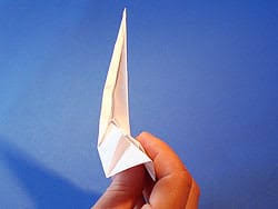 Ein wunderschöner origami schwan, der mit den detaillierten linien und strichen ein wundervolles wandtattoo für zuhause abbildet. Einen Weissen Schwan Falten Basteln Gestalten