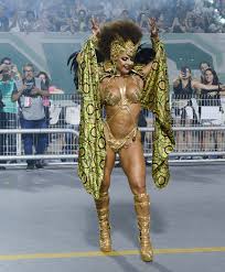 Viviane araujo dos santos (rio de janeiro, 25 de março de 1975), conhecida como viviane araújo, é uma atriz brasileira, que iniciou sua carreira artística como dançarina e modelo. Viviane Araujo Brilha No Desfile Das Campeas Como Rainha Da Mancha Verde Jetss