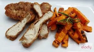 Tapetează o tavă de cuptor cu hârtie de copt și pune bucățile de piept de pui în tavă. Gastronomie Snitele De Pui La Cuptor