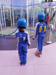Mise à disposition d'un casque et d'une combinaison spécifiques à la pratique de la chute libre en soufflerie. Ifly Vill Up L Experience Chute Libre Indoor A Paris A Partir De 5 Ans