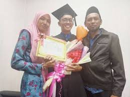 Salah seorang pelajar terbaik sijil pelajaran malaysia, spm di peringkat negeri selangor berkongsi rahsia kejayaan memperolehi 9a+.tanpa tuisyen, noraini suhaila mohammad shatar membuktikan. Pelajar Maahad Tahfiz Kongsi Rahsia 11a Spm