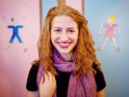 כמעט כל חייה נלחמה איו? אופנהיימר עם המיניות הפנימית שלה • זה לא פשוט עבור  בחורה שגדלה במשפחה אורתודוקסית, התחנכה בישיבה ודיקלמה תלמוד וארמית • אחרי  שנתנה עצות לחברות, עבדה בחוף נודיסטים והעבירה הרצאות בקהילות דתיות, היא  הקימה את אתר jewrotica