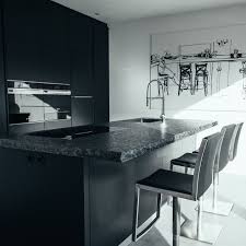 Schwarze Kuche Mit Arbeitsplatte Aus 6cm Dickem Stein Kuche Schwarz Industrie Kuche Arbeitsplatte