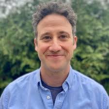 Sara Mana's Instagram, Twitter & Facebook