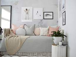 Une chambre colorée où se mêlent turquoise, bleu canard, gris perle et jaune moutarde. 1001 Idees Pour Une Chambre Rose Poudre Les Interieurs 2018 Deco Chambre Rose Et Gris Chambre Rose Deco Chambre