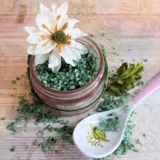 Finalmente le giornate si allungano, torna la voglia delle passeggiate all'aria aperta e presto torneremo a sentire il profumo inebriante dei fiori. Edenstylemagazine It Cosmetici Fai Da Te E Creativita