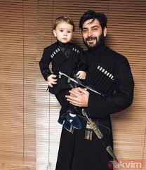 İstanbul emniyet müdürlüğü asayiş şube'de emniyet amiri. Arka Sokaklar In Riza Babasi Zafer Ergin In Meger Bir Kizi Varmis Iste Zafer Ergin In Kizi Esra Galeri Takvim