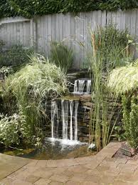 Angelegte Wasserlaufe Wasserfall Effekt Mit Naturlichen Steinen Wasserspiel Garten Wasserfall Garten Wasserbecken Garten
