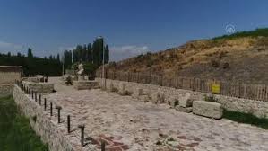 Höyük kelimesinin tdk'ya göre anlamı toprak yığını, küçük tepeciktir. Glmxzutmvbf4im