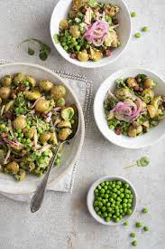 On Ne Dit Jamais Non A Une Bonne Salade De Pommes De Terre Avec Les Choux De Bruxelles Et La Pancetta C Est Vraiment Le Melange Parfait In 2020 Food Recipes A