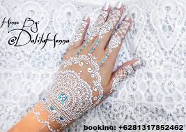 Henna putih sekarang banyak digunakan untuk pengantin wanita dalam mempercantik penampilannya di saat momen pernikahan. Ganbar Henna Putih Simple 2 Nangri