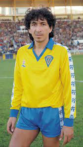 EL GOL QUE NO FUE, PERO BASTÓ SOÑARLO. ⚽ Mágico González se le acercó a  Andoni Cedrún, arquero del Zaragoza, y con esa sonrisa que siempre olía a  travesura, le dijo: “Te