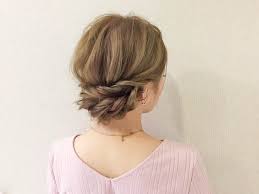 すっきりとしたまとめ髪は 大人っぽく落ち着いた印象に見せて くれるヘアスタイル 特に暑いこの時期は アップにすることで涼しく快適に過ごせるのでピッタリですね 今回は 簡単 テクニックだけで出来上がるまとめ髪の作り方をご紹介 ぜひぜひ参考にされてみてください