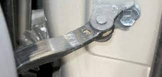Seperti pintu mobil tradisional, pintu scissor melekat pada rangka mobil oleh engsel yang terletak di sudut atas depan mobil, menggunakan sambungan scissor. Beberapa Komponen Ini Bisa Menghasilkan Suara Yang Mengganggu Di Dalam Mobil