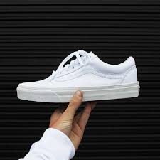 Review of the vans old skool lows in the true white color way! Vans Old Skool Trainers All Essentials White Sneakers Outfit Stylish Sneakers Sneakers Men Fashion