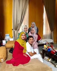 Mulai dari kuliah, berpacaran dengan robby (diperankan andi arsyil), menikah, sampai sekarang sudah punya anak dua, terangnya. 10 Potret Reuni Pemeran Tukang Bubur Naik Haji Tetap Kompak