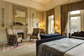 A rainha e o duque de edimburgo embarcaram em uma viagem de seis meses entre 1953 e 1954 ao redor do mundo. The Balmoral Hotel Dona Arquiteta