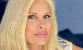 Η ελένη μενεγάκη είναι ελληνίδα παρουσιάστρια, με τηλεοπτική καριέρα 30 χρόνων, από το 1991 εώς την τελευταία της εμφάνιση στην εκπομπή της «ελένη» τον ιούλιο του 2020. Elenh Menegakh Fwtografizetai Anemelh Stis Diakopes Me Thn Korh Ths Baleria In Gr