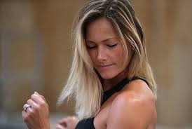 Helene fischer wird von ihrem jetzigen freund, dem akrobaten thomas seitel, bei einem auftritt 2017 an der hand gehalten. Helene Fischer Thomas Seitel Vater Mit Einem Satz Der Fans Jauchzen Lasst