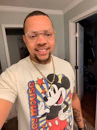 Ok so me plaaying about with office backgrounds again. Just want to get  something more interesting than a standard image as a background. With a  few tricks you can get some pretty