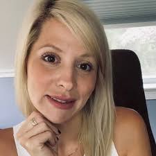 Amanda Robichaud's Instagram, Twitter & Facebook