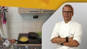 Der schauspieler spielt eine rolle in einem theaterstück. Wer Kriegt Die Polenta Fur Mario Kotaska Auf Die Reihe