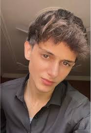 Azlan khan (@azlxn_.3)