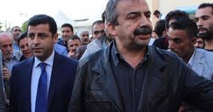 Hdp eş genel başkanı selahattin demirtaş, yaptığı bir konuşmada türk milletini, türkiye cumhuriyeti devletini ve devletin kurum ve organlarını aşağıladığı gerekçesiyle 5 ay hapse çarptırıldı. Son Dakika Selahattin Demirtas Ve Sirri Sureyya Onder E Hapis Cezasi Son Dakika Haberler