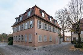 Immobilien sind im hinblick auf ihren wert anders als aktien nicht ständigen schwankungen ausgesetzt. Datei Zurch 20 Schweinfurt 20181019 003 Jpg Wikipedia