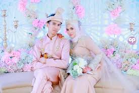 Apr 21, 2020 · pakaian tradisional lelaki etnik iban terbahagi baju tradisional wanita etnik iban digayakan kepada baju di bahagian dalam yang dikenali dengan hiasan kepala, iaitu sugu tinggi. 8 Idea Baju Nikah Untuk Inspirasi Anda Nikahsatu