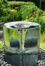 Brunnen, wasserspiele und beleuchtung setzen ihren garten nicht nur optisch besonders in szene die auswahl erstreckt sich von produkten, die ihren teich im garten dekorieren, bis hin zu wasser. Gartengestaltung Brunnen Trichter Form Kies Springbrunnen Garten Wasserspiel Garten Brunnen Garten