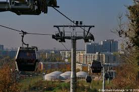 Am montag unterzeichnete der bolivianische präsident evo morales einen vertrag mit der doppelmayr/garaventa gruppe über den bau von drei urbanen seilbahnen in la paz. Europa Deutschland Berlin Marzahn Hellersdorf Hellersdorf Seilbahn Garten Der Welt Brightening Face Mask Berlin Skin Brightening