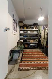 ６帖の部屋を衣装部屋に 床はカーペットをはがし糊の跡をあえて残した 大味な雰囲気の箱に工場のランプを吊り下げて 拓郎さんの好みが強く反映された男っぽい空間 インテリア 収納 インテリア 家具 リビング コーディネート