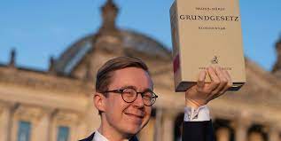 Der deutsche bundestag hat am 1. 72 Jahre Grundgesetz Phillip Amthor Greift Bei Der Gratulation Daneben Mopo