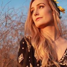 Emma Shelton's Instagram, Twitter & Facebook