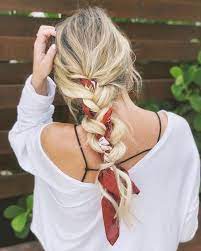 kopftuch in haare flechten lange blonde haare weisse bluse mit langen armeln haar styling frisur mit band bandana binden