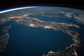 Les moyens de communication, de surveillance et une bonne partie des recherches scientifiques en dépendent. Ce Satellite Eboueur Recupere Les Dechets Spatiaux Avec Un Harpon