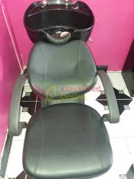 4 hairdresser stations, massage bed