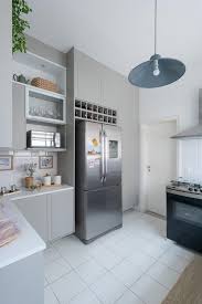 A Cozinha Recebeu Novos Armarios E Manteve O Cinza Como Tom Principal Marcenaria Assinada Pelo Designer Eduardo S Em 2021 Cozinha Banheiros Modernos Cozinha Planejada