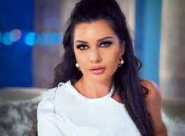 شاهد لاميتا فرنجية تستعرض حملها الثاني بشكل مثير