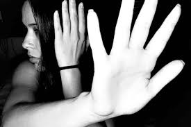 Omissão, atraso e demora institucionalizam a violência contra a mulher