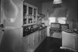 Free standing cabinets have some good advantages compared to wall mounted cabinets. 1940s Kitchen Design Achieving The Retro Look Lovetoknow