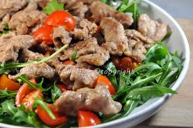 Gli straccetti con carciofi e zenzero sono un secondo piatto leggero e sfizioso. Straccetti Di Vitello Con Rucola E Pomodorini