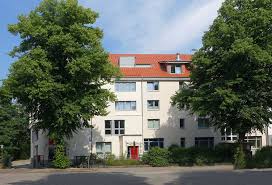 Ein zur hälfte ins erdreich eingegrabenes erdgeschoss mit umlaufendem fensterband, über dem ein. Wohnen Arche Nova