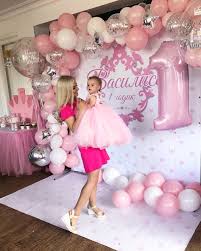 Que tu princesa luzca hermosa con los nuevos diseños de nina fonseca. Vozdushnyesharyirkutsk Sharikiirkutsk Oformleniedetskogoprazdnika De Decoracion Primer Cumpleanos Nina Decoracion Cumpleanos Nina Decoracion Fiesta Cumpleanos